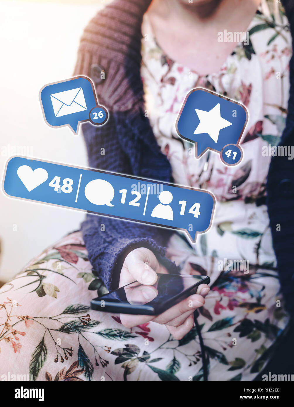 Jeune femme assis dehors sur le porche en utilisant smartphone avec les médias sociaux planant notifications Banque D'Images