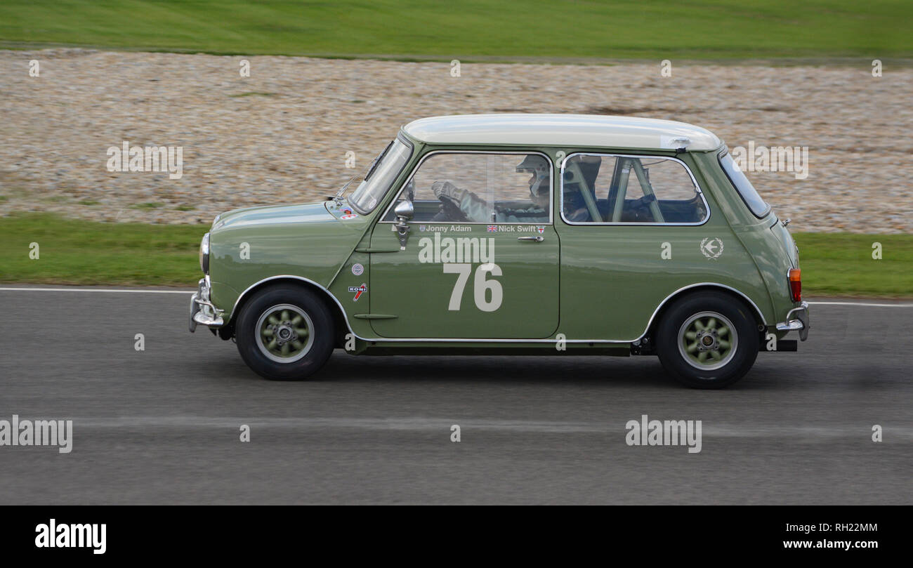 Mini Cooper en piste à Goodwood Revival 7th Sept 2018 Banque D'Images