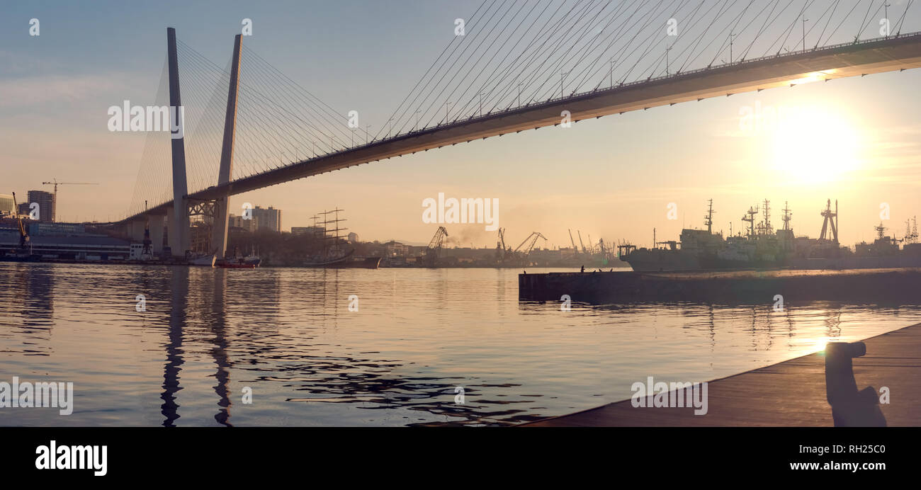 Vladivostok, Russia-January 29, 2019 : Panorama de la Golden Bridge sur la mer Bay sur l'arrière-plan de la ville paysage. Banque D'Images