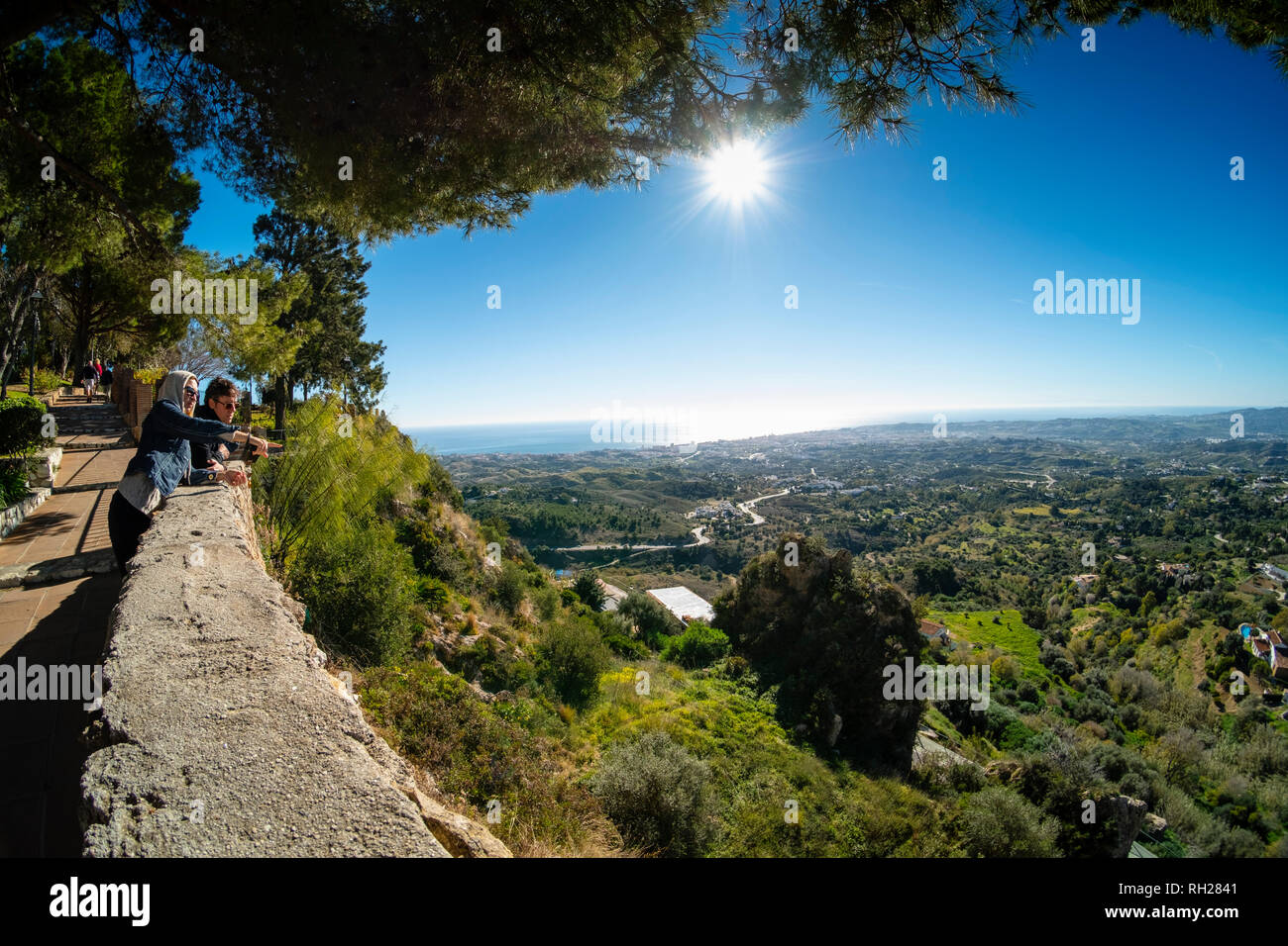 Vue panoramique sur la mer Méditerranée et Fuengirola depuis les jardins du mur, typique village blanc de Mijas Pueblo. Costa del Sol, Malaga prov Banque D'Images