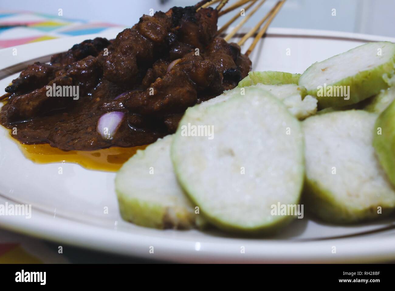 L'un de l'Indonésie, de l'alimentation traditionnelle poulet satay avec gâteau de riz (Lontong) Banque D'Images