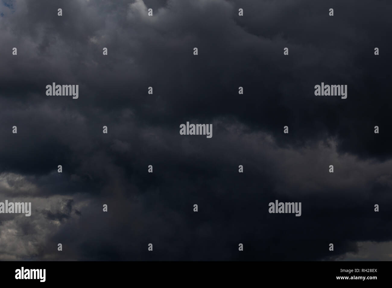 Ciel d'orage sombre. Les nuages sombres. Temps couvert Banque D'Images