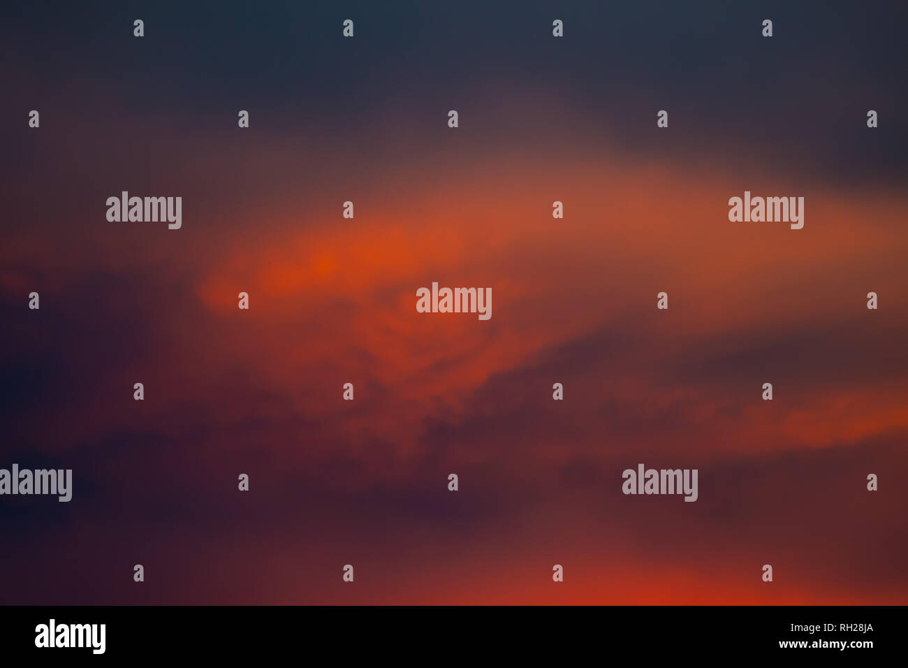 Ciel d'orage sombre. Les nuages sombres. Temps couvert Banque D'Images