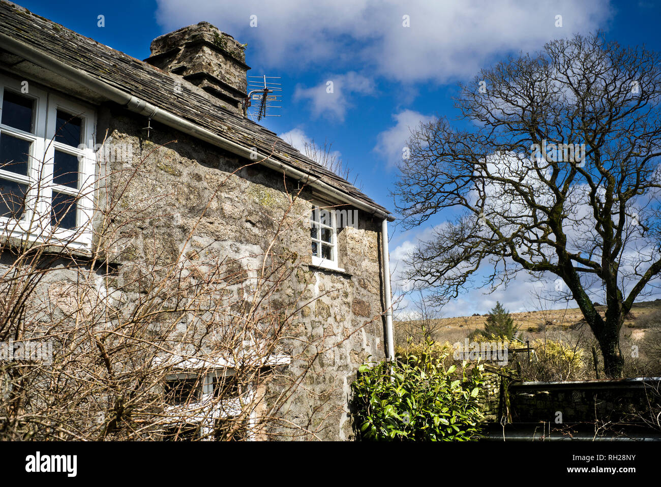 Maison en granit de Cornouailles ciel bleu avec des nuages paysage Banque D'Images