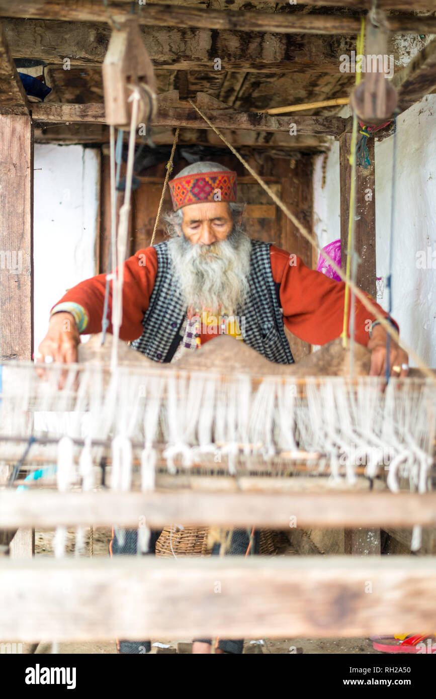 Kullu, Himachal Pradesh, Inde - Août 09, 2018 : HIMACHALI PATTU SAREE WEAVER sur son métier, l'artisanat traditionnel,artisanat indien, l'Inde Banque D'Images