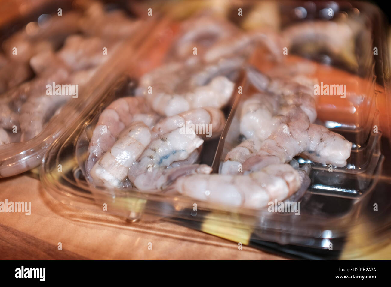 Crevettes crues décortiquées non cuits et prête pour la cuisson dans un bac en plastique de supermarché Banque D'Images