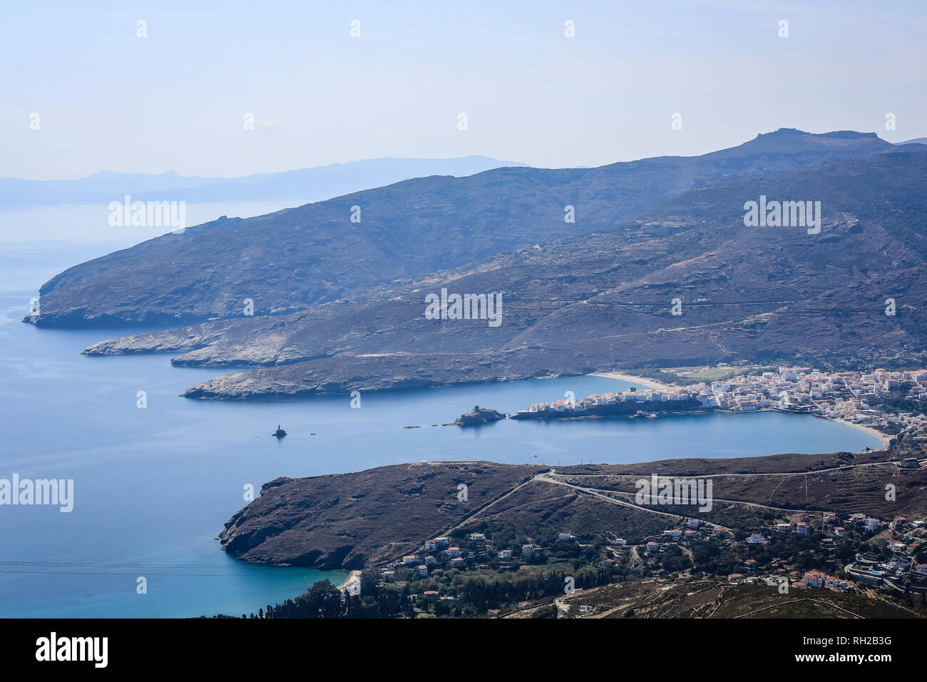 Ville de l'île Andros, Andros, Cyclades, Grèce - Paysage côtier avec la capitale (Chora) Andros. Andros-Stadt, Insel Krk, Andros, Grèce - Banque D'Images