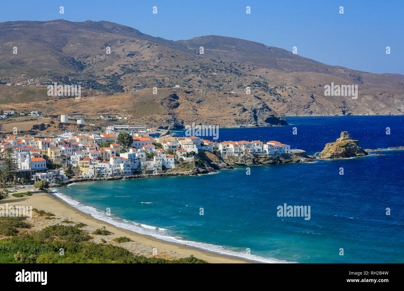 Ville de l'île Andros, Andros, Cyclades, Grèce - Paysage côtier avec la capitale (Chora) Andros. Andros-Stadt, Insel Krk, Andros, Grèce Banque D'Images