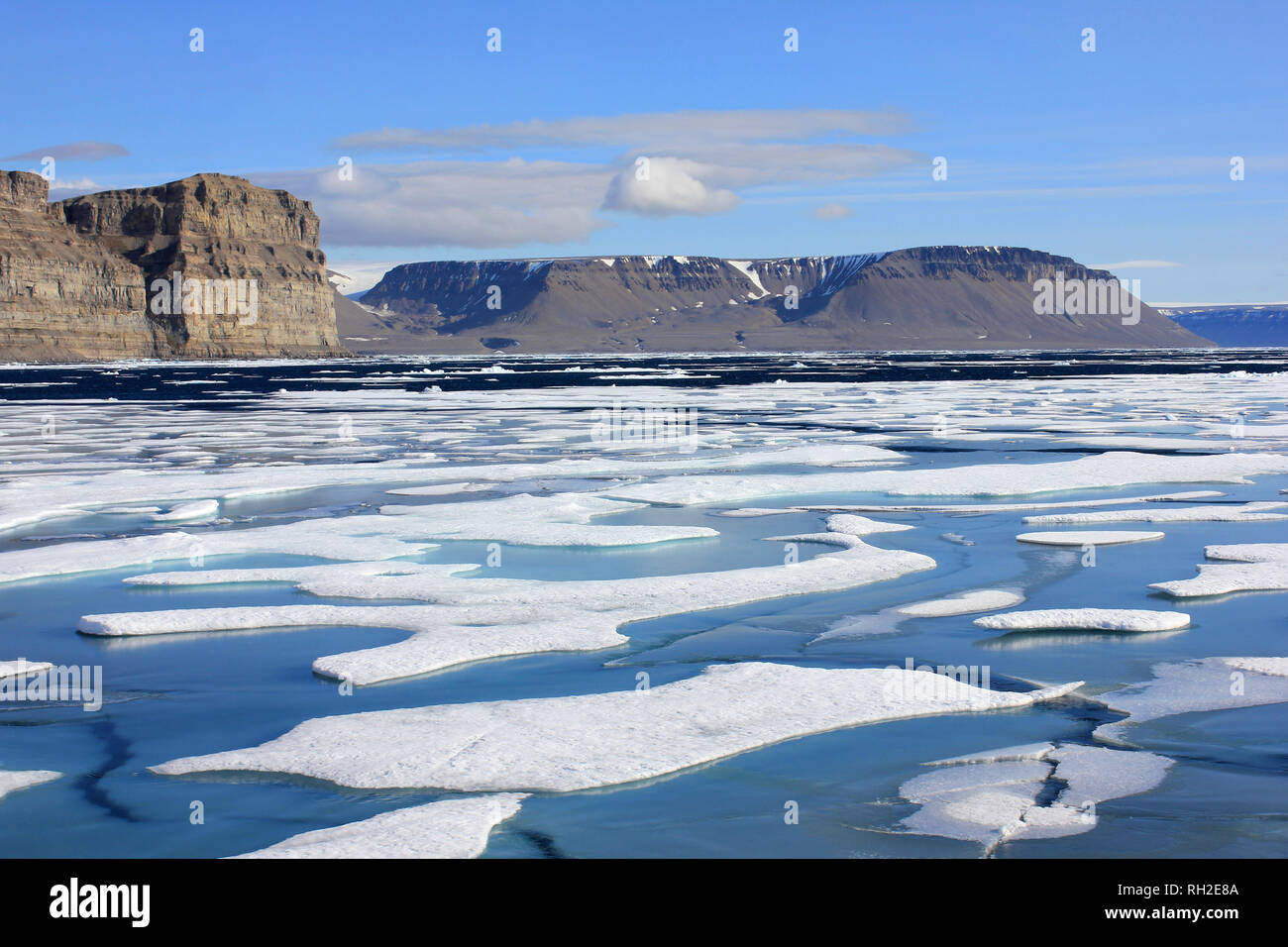 Paysage gelé de Lancaster avec en arrière-plan de l'île Devon, dans l'Arctique canadien NGCC Amundsen, vu de Banque D'Images