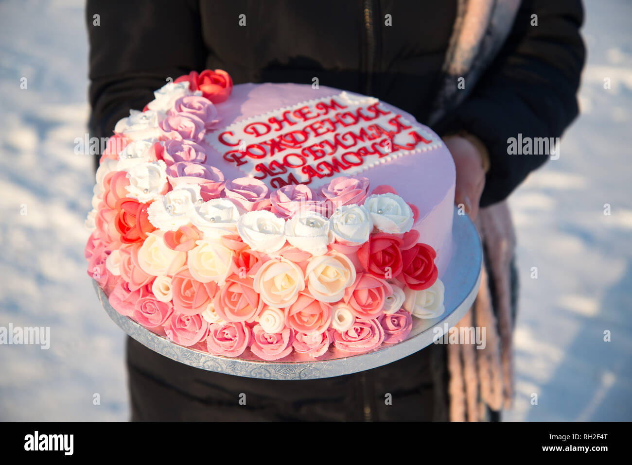 Beau Gateau Avec Des Fleurs Roses Dans Les Mains D Une Fille Sur Un Fond De Neige L Inscription Sur Le Gateau Traduit Du Russe Joyeux Anniversaire Photo Stock Alamy Beau Gateau Avec Des Fleurs Roses Dans Les Mains D Une Fille Sur Un Fond De Neige L Inscription Sur Le Gateau Traduit Du Russe Joyeux Anniversaire Photo Stock Alamy