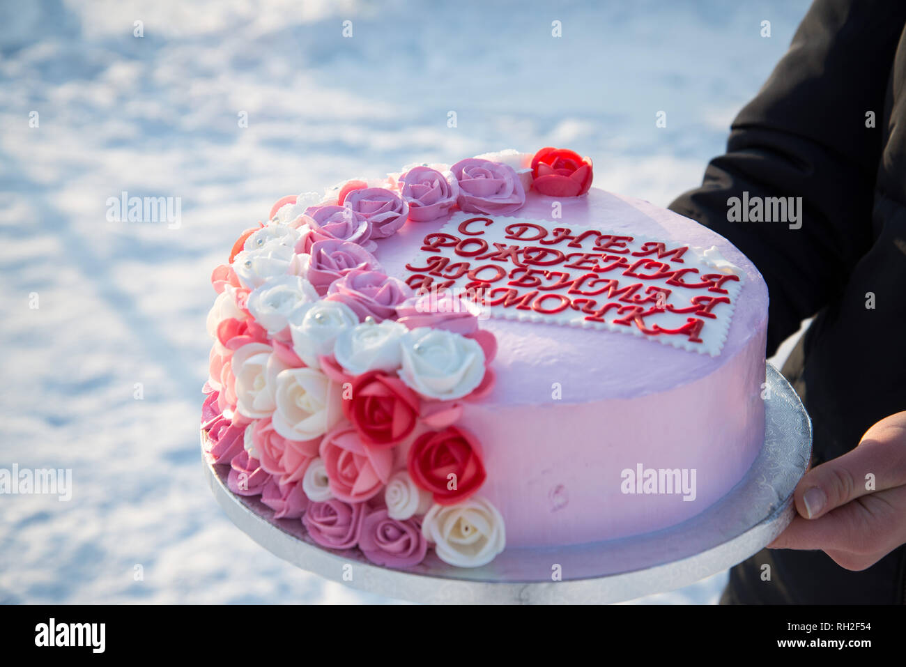 Beau Gateau Avec Des Fleurs Roses Dans Les Mains D Une Fille Sur Un Fond De Neige L Inscription Sur Le Gateau Traduit Du Russe Joyeux Anniversaire Photo Stock Alamy Beau Gateau Avec Des Fleurs Roses Dans Les Mains D Une Fille Sur Un Fond De Neige L Inscription Sur Le Gateau Traduit Du Russe Joyeux Anniversaire Photo Stock Alamy