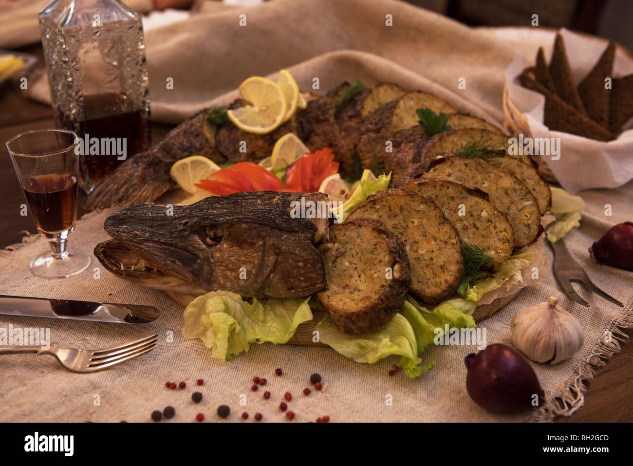 Brochet farci aux légumes et les verts. Banque D'Images