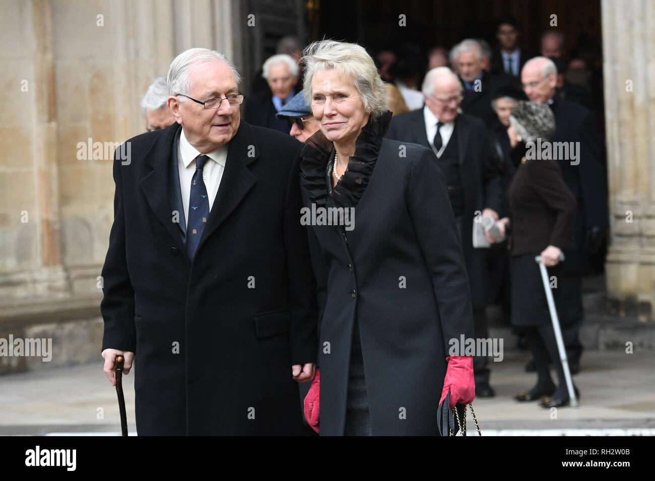 Le député conservateur Sir Peter Bottomley et ancien ministre conservateur Virginia Bottomley laissant un service d'action de grâces pour la vie et le travail de l'ancien ministre des affaires étrangères, Lord Carrington à l'abbaye de Westminster à Londres. Banque D'Images