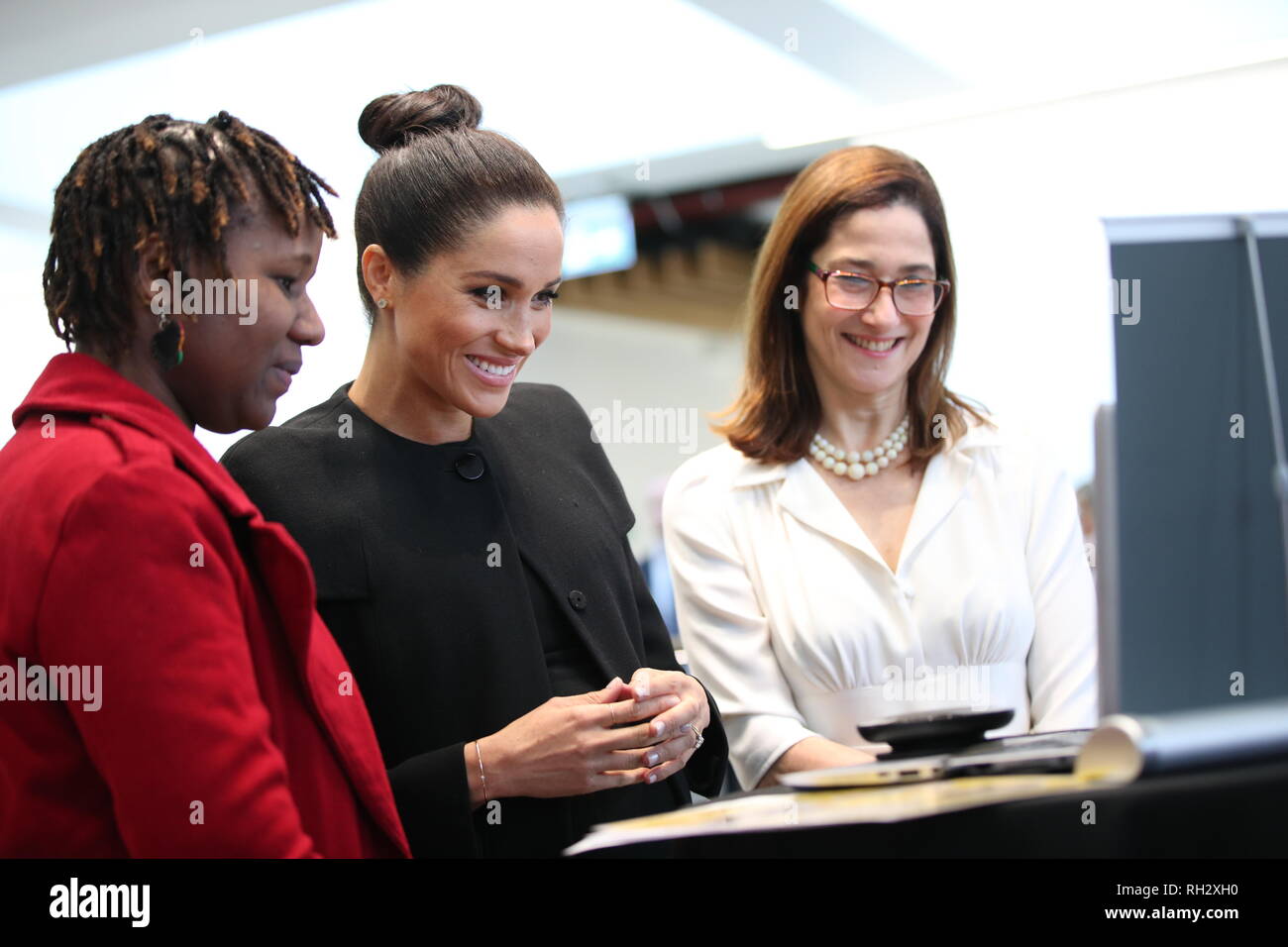 La duchesse de Kent parle sur Skype à Hilary Harawo, un étudiant au Ghana, au cours d'une visite à l'Association des universités du Commonwealth à l'Université de Londres. Banque D'Images