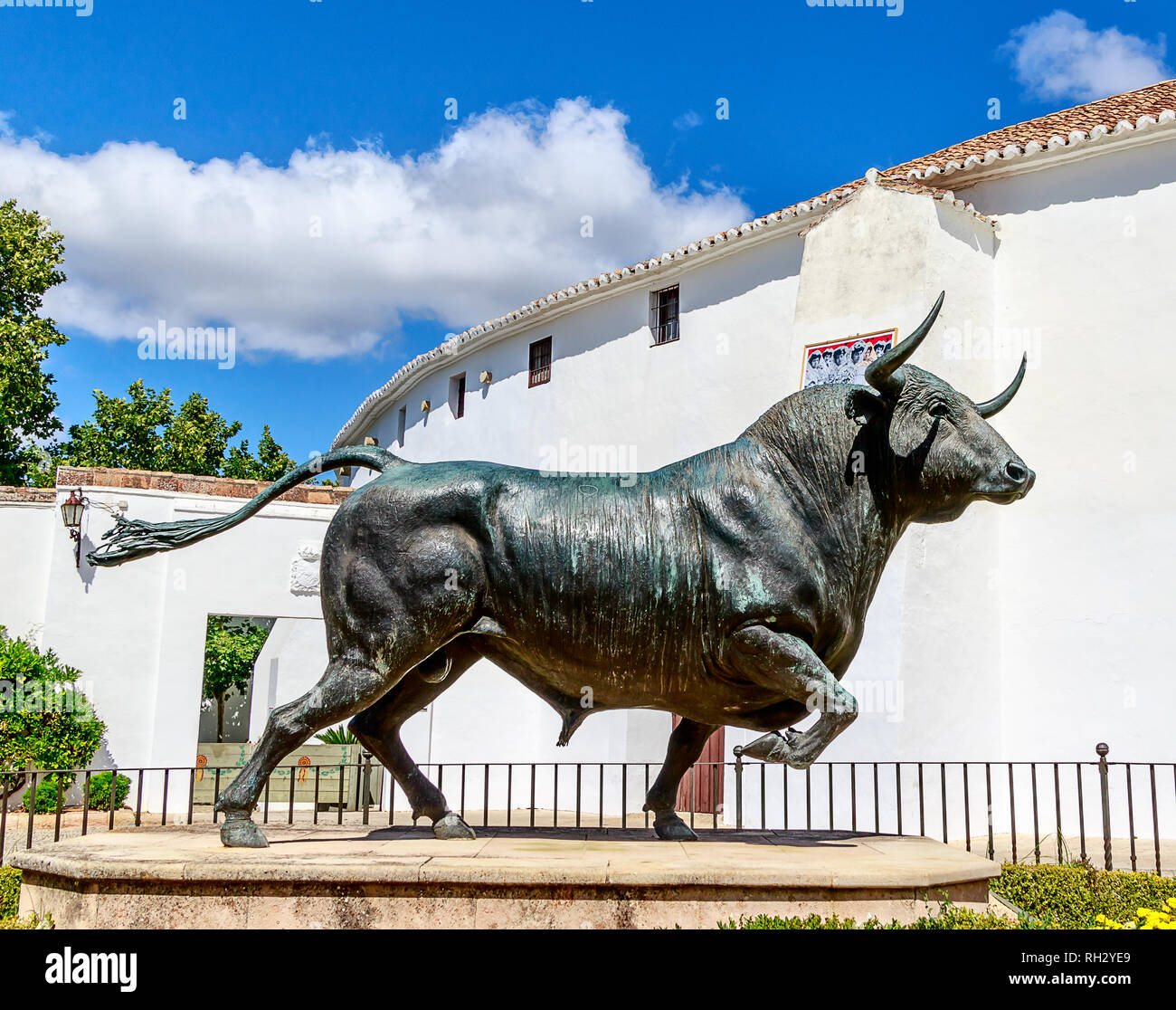 Sculpture Bull - entrée principale de arènes de Ronda, ville forteresse historique- près de Malaga, Espagne Banque D'Images