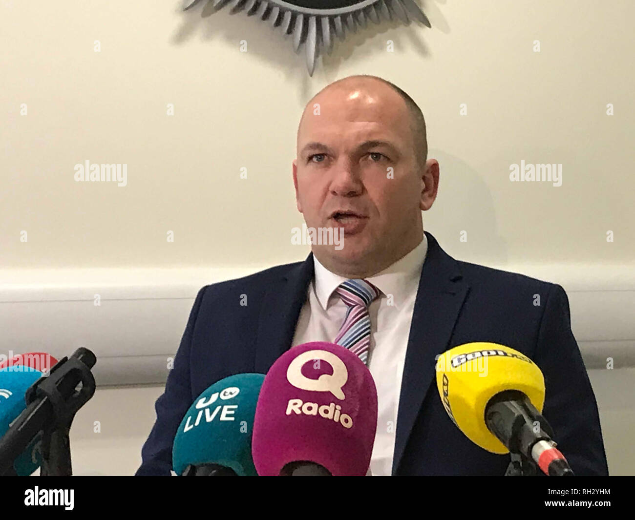 Service de police d'Irlande du Nord Le surintendant-détective Jason Murphy parle à une conférence de presse à Belfast sur le meurtre de Ian Ogle. Banque D'Images