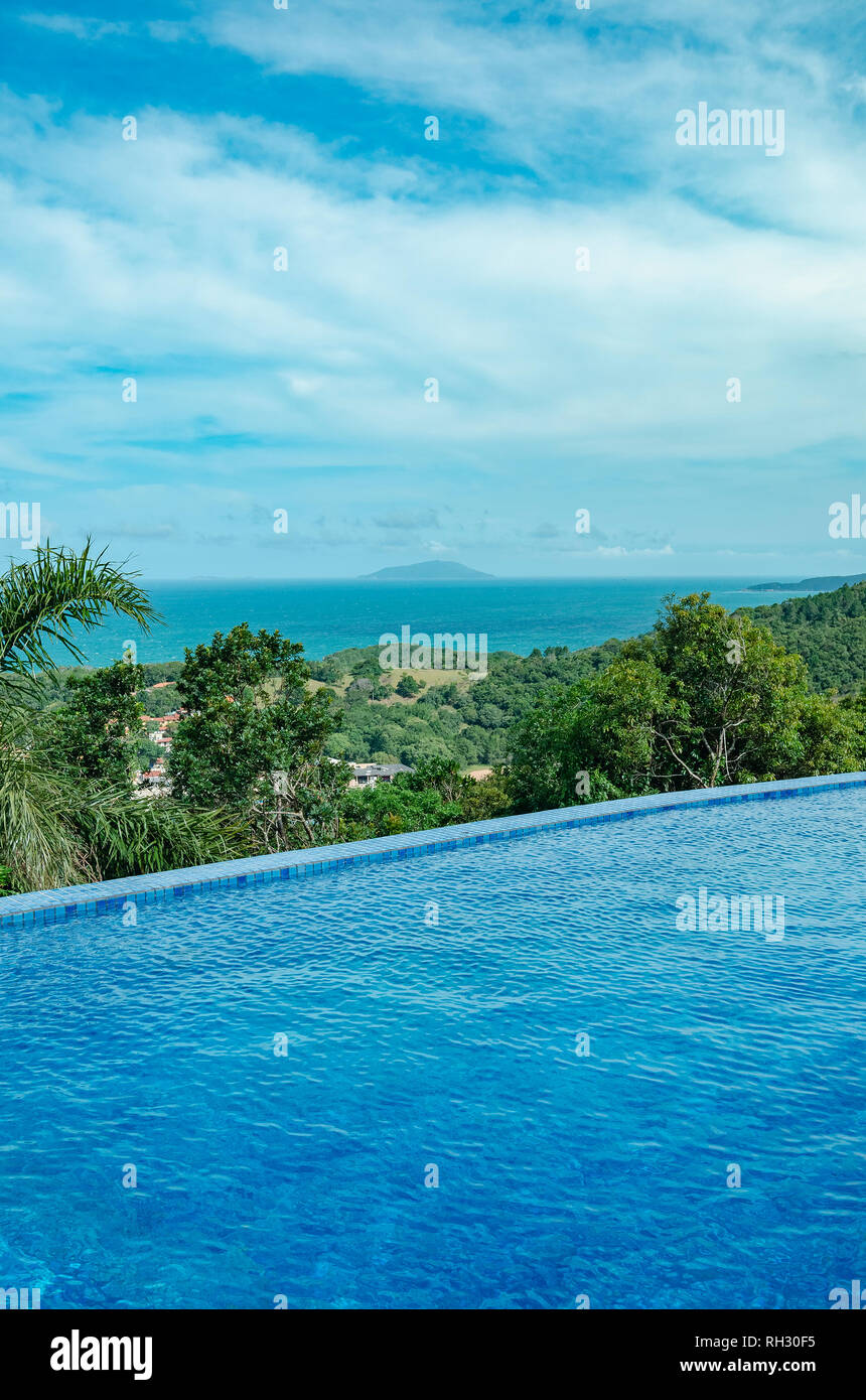Piscine Sur Le Bord Dune Colline Avec Une Vue Sur La Mer Piscine à