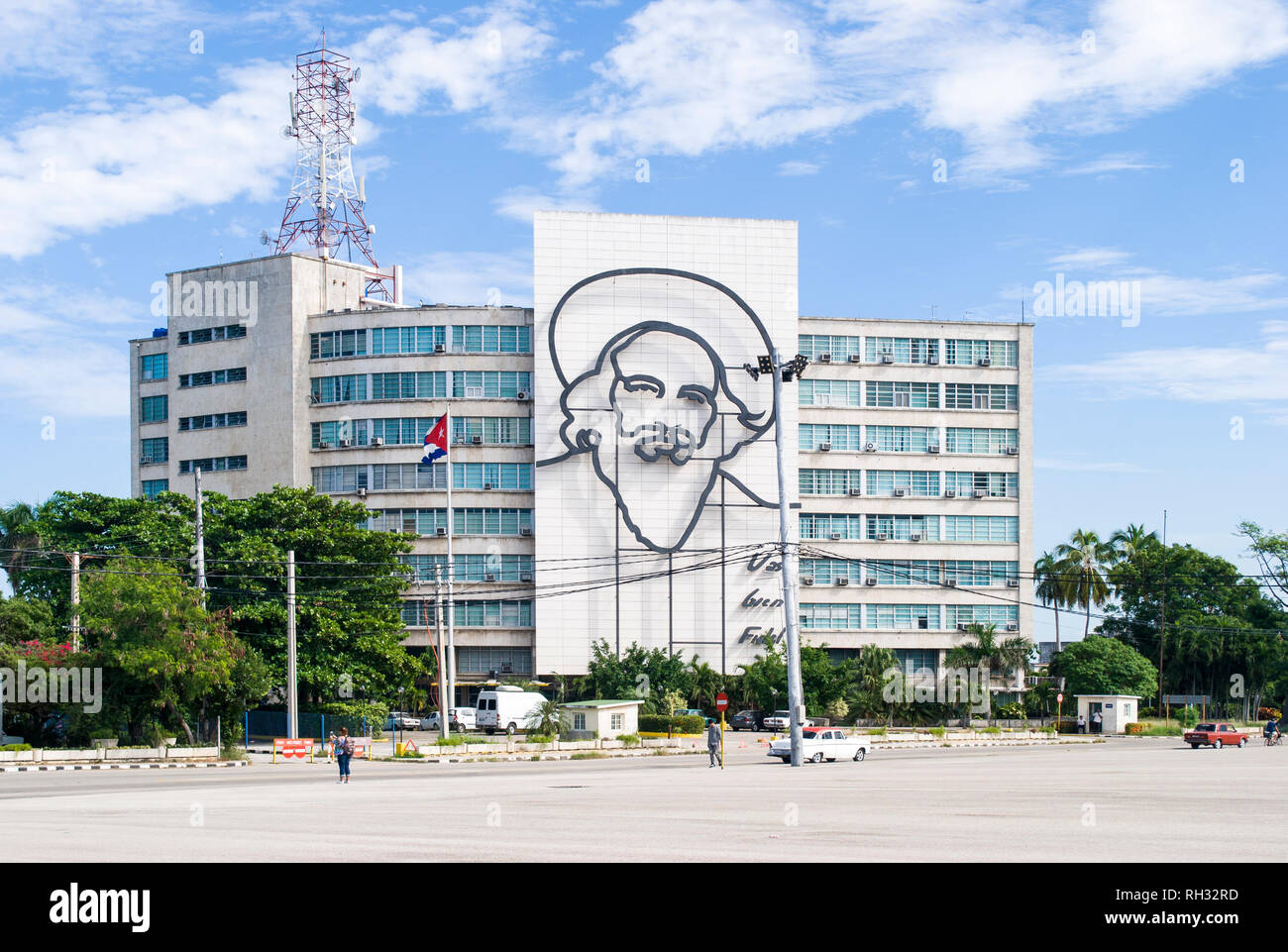 La Havane / Cuba - 27 novembre 2017 : La Plaza de la Revolucion Face Camilo Cienfuegos, La Havane, Cuba. Ministère des Communications et de Camilo Cienfuegos memor Banque D'Images