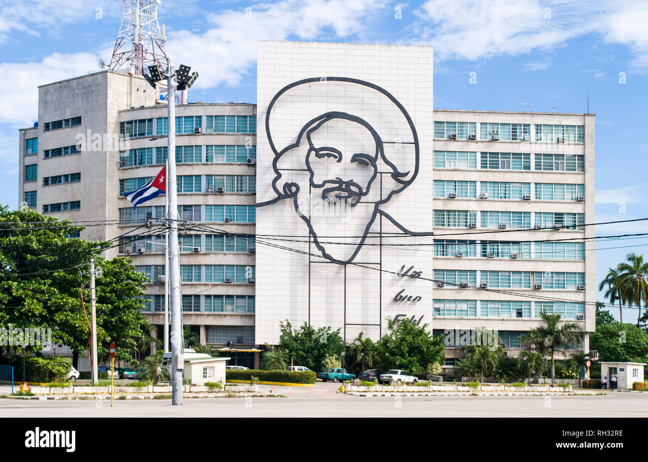 La Havane / Cuba - 27 novembre 2017 : La Plaza de la Revolucion Face Camilo Cienfuegos, La Havane, Cuba. Ministère des Communications et de Camilo Cienfuegos memor Banque D'Images