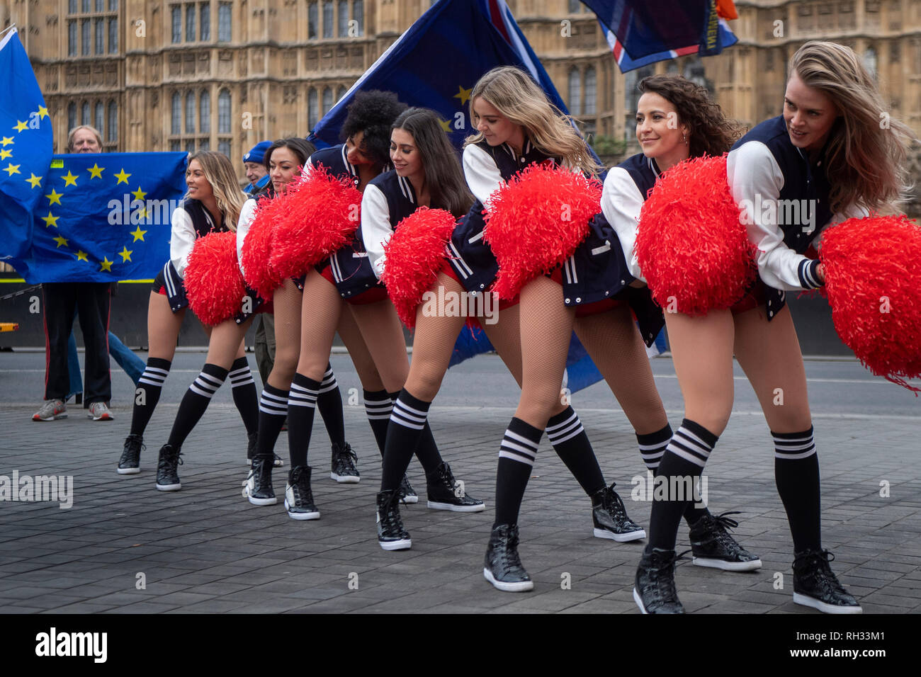 Red Zone.bet cheerleaders jouer devant des manifestants anti-Brexit devant les Maisons du Parlement, Londres, avant le Superbowl entre les Los Angeles Rams et les New England Patriots le dimanche. Banque D'Images