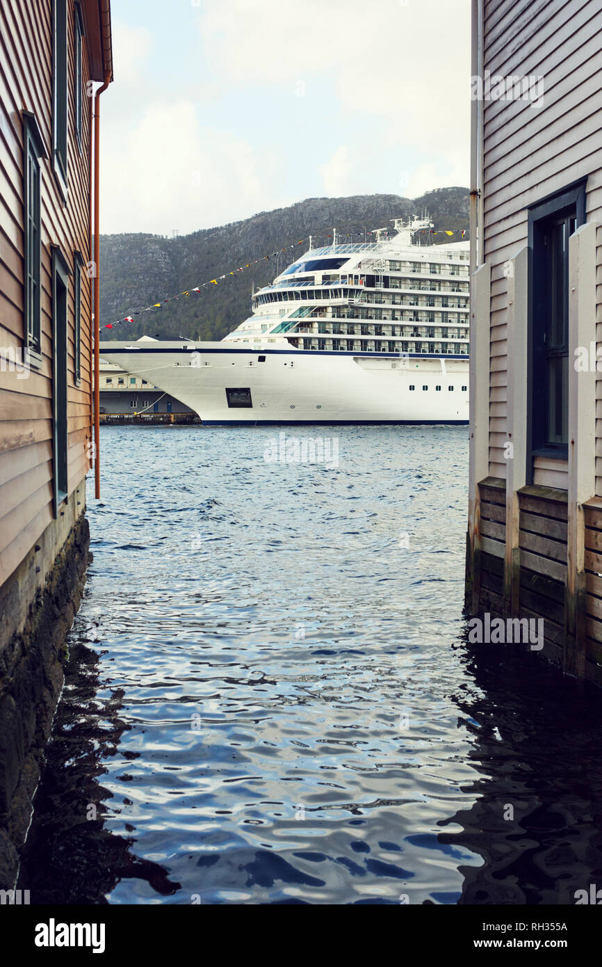 Ferry sur mer Banque D'Images