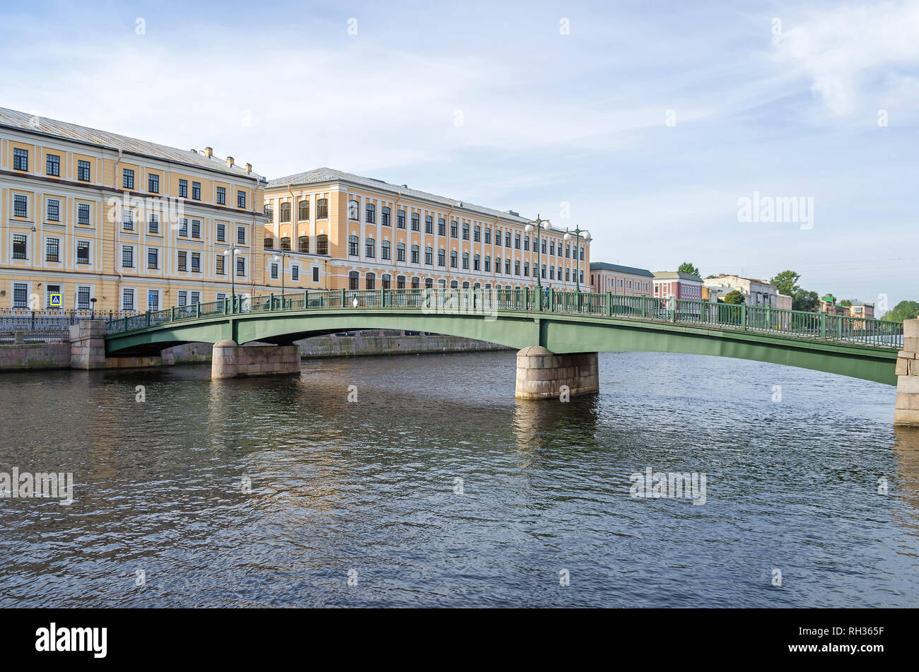 English Bridge - un pont piétonnier situé sur trois piliers en béton armé avec couvercle de granit - dans toute la Rivière Fontanka Pokrovsky et une connexion Banque D'Images