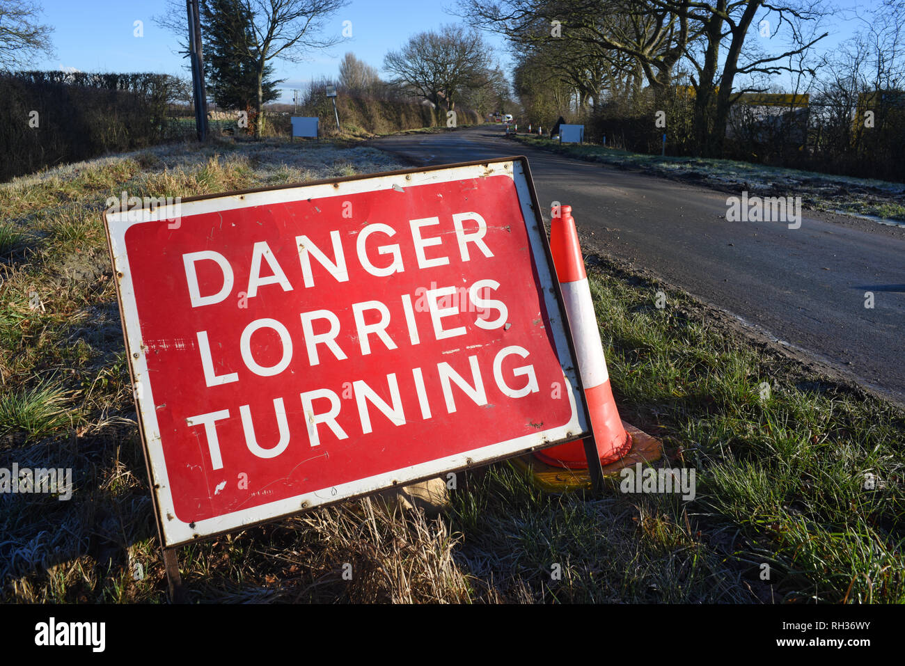 Camions danger tourner en route warning sign at construction site york yorkshire royaume uni Banque D'Images
