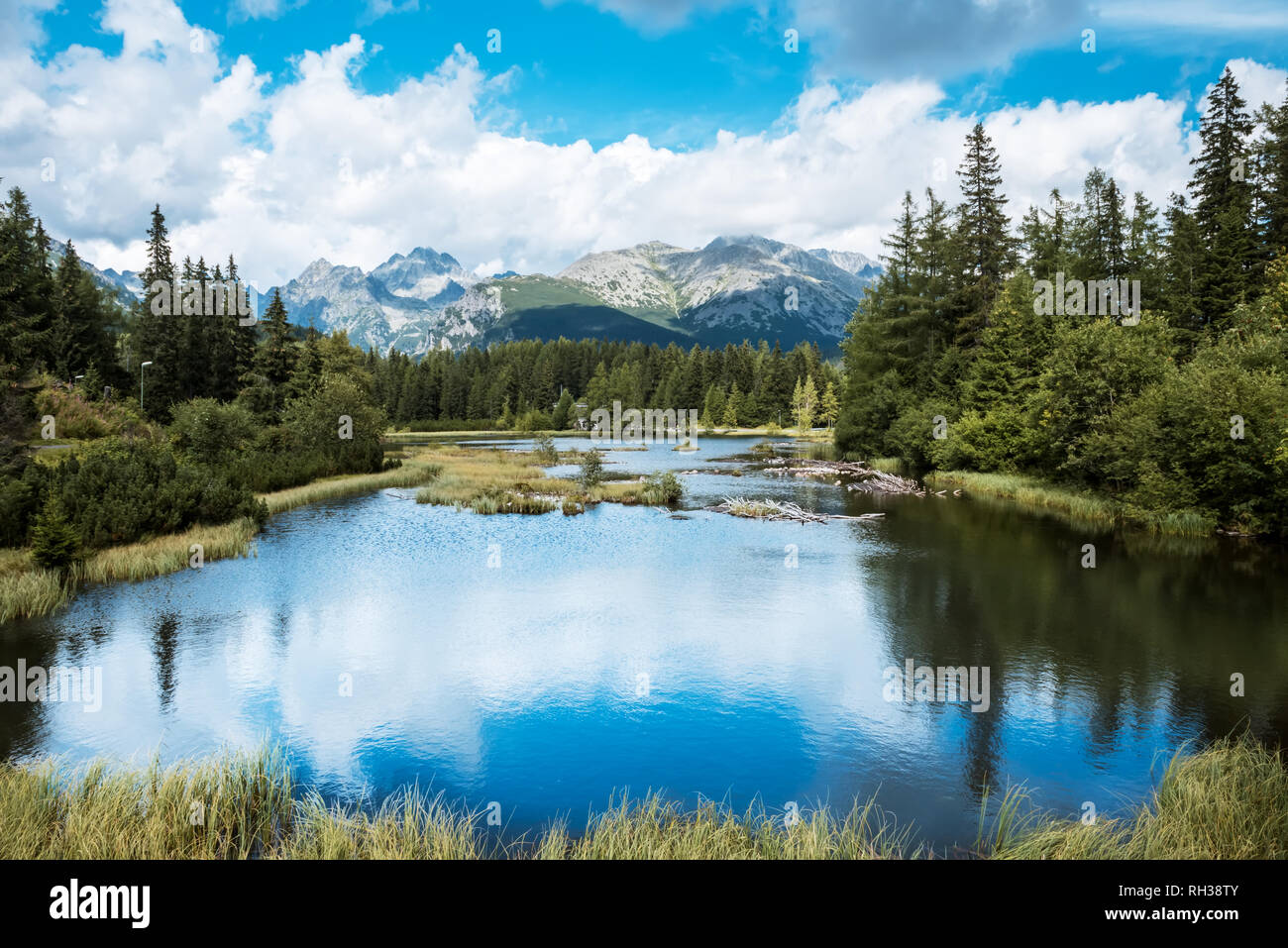 Lac de montagne Nove Štrbské Pleso dans le Parc National des Hautes Tatras, Slovaquie Banque D'Images