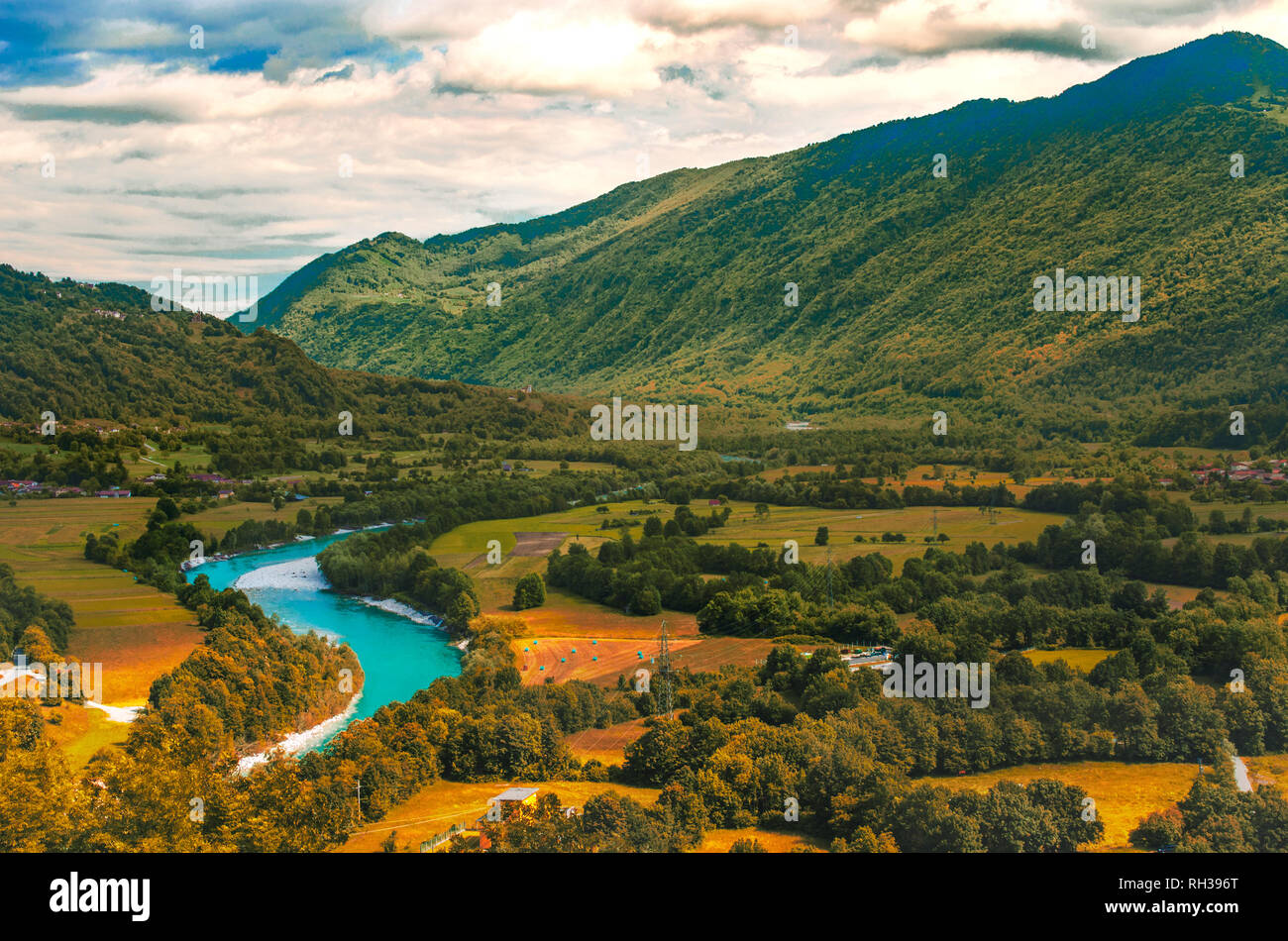 La vallée de la rivière Soca Isonzo sarcelle jaune et orange coucher de soleil paysage en Slovénie - Italie border Banque D'Images