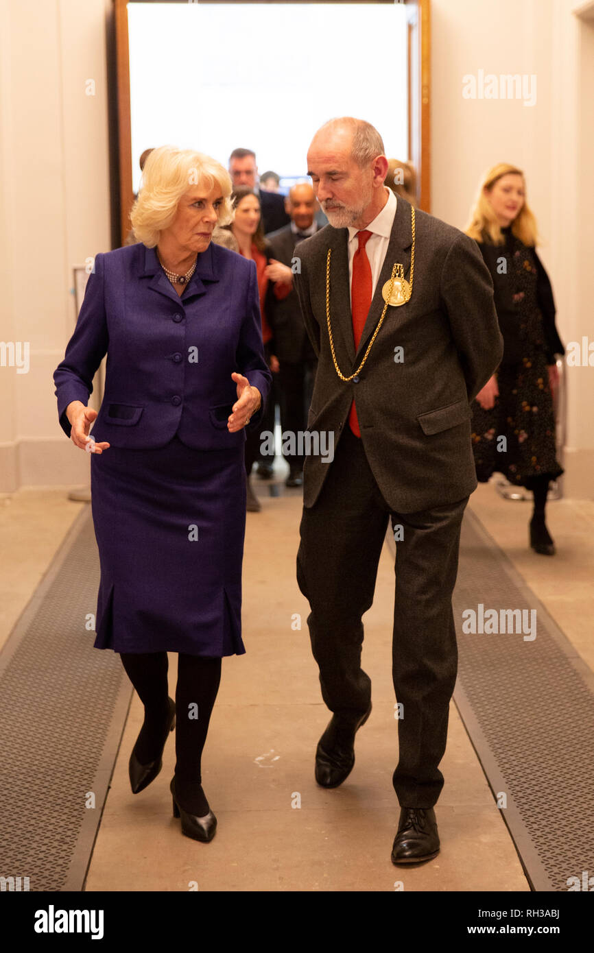 La duchesse de Cornouailles avec Christopher Le Brun, président de la Royal Academy of Arts au cours d'une visite à l'Académie Royale des Arts de Londres pour voir le nouvellement ouvert des établissements d'apprentissage et de rencontrer les enfants et les adultes participant à des programmes d'éducation. RA Banque D'Images