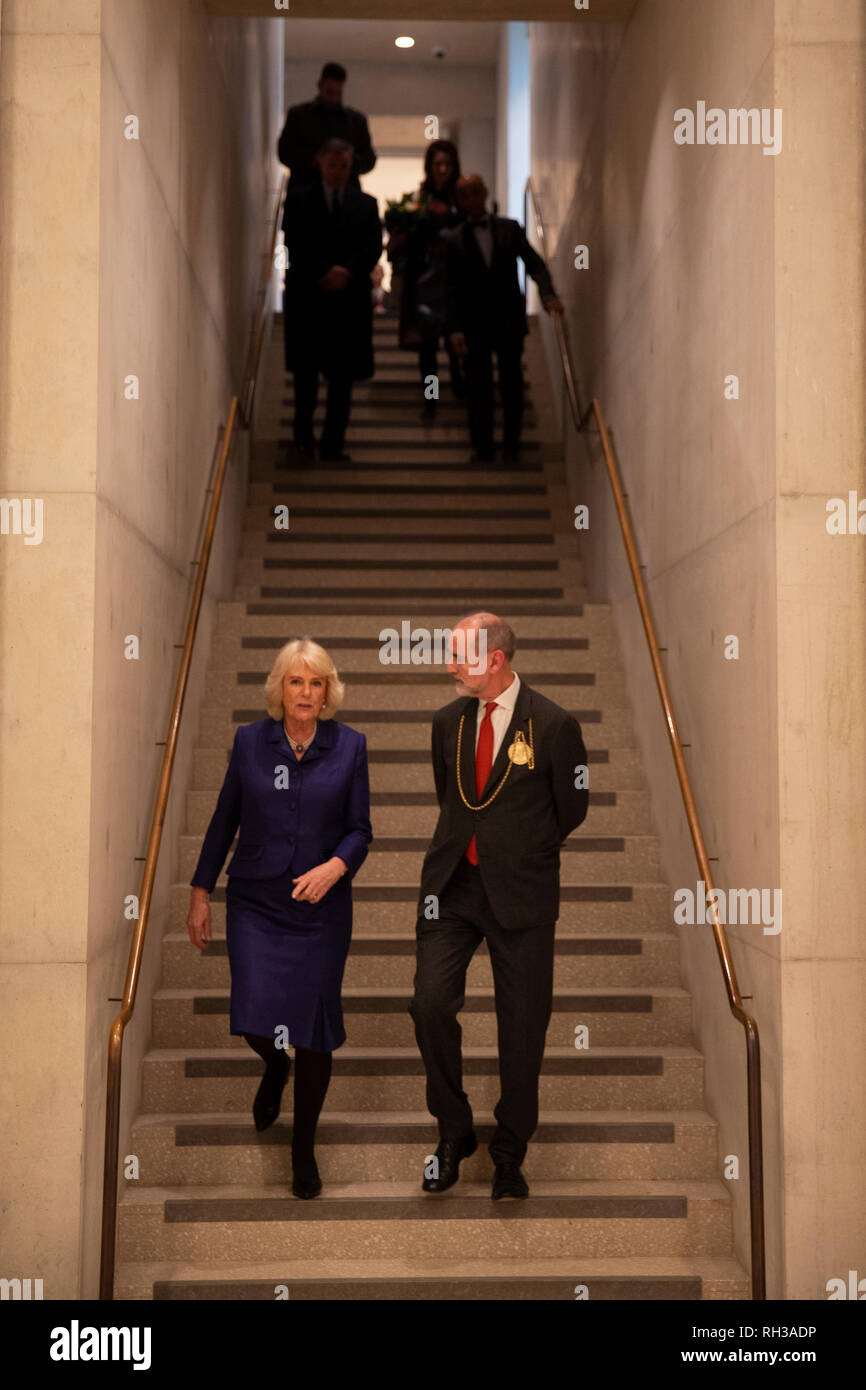 La duchesse de Cornouailles avec Christopher Le Brun, président de la Royal Academy of Arts au cours d'une visite à l'Académie Royale des Arts de Londres pour voir le nouvellement ouvert des établissements d'apprentissage et de rencontrer les enfants et les adultes participant à des programmes d'éducation. RA Banque D'Images
