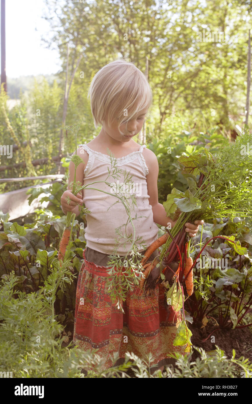 Girl holding vegetables Banque D'Images