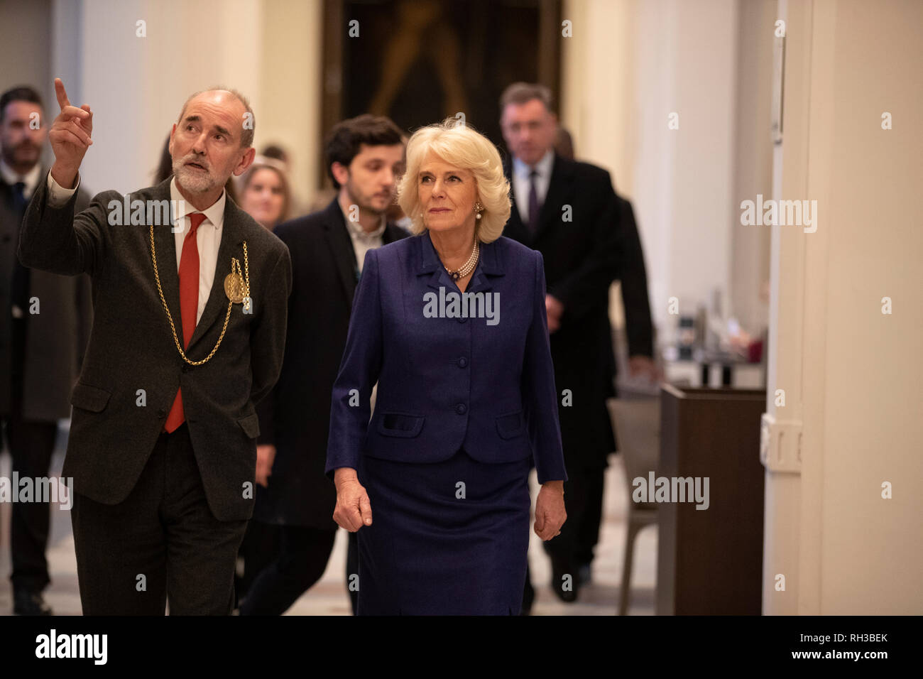 La duchesse de Cornouailles avec Christopher Le Brun, président de la Royal Academy of Arts au cours d'une visite à l'Académie Royale des Arts de Londres pour voir le nouvellement ouvert des établissements d'apprentissage et de rencontrer les enfants et les adultes participant à des programmes d'éducation. RA Banque D'Images