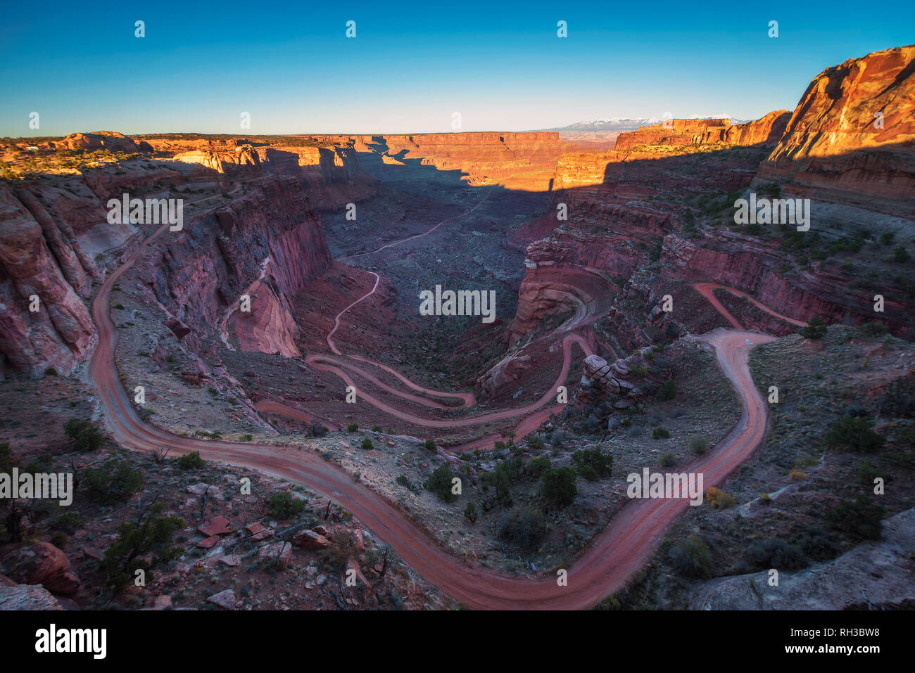 Shafer Canyon Overlook dans Canyonlands National Park, Utah au coucher du soleil Banque D'Images