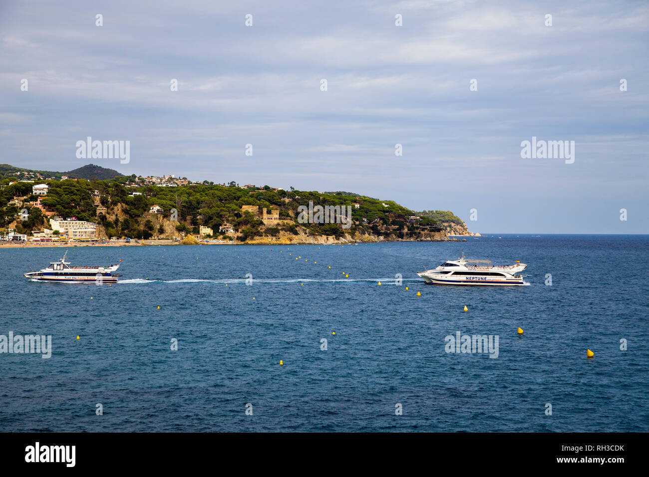 Plage dans la ville de Lloret de Mar, sur la Costa Brava. Une belle plage dans un village de vacances en Espagne. Les bâtiments et les hôtels de la plage. Banque D'Images