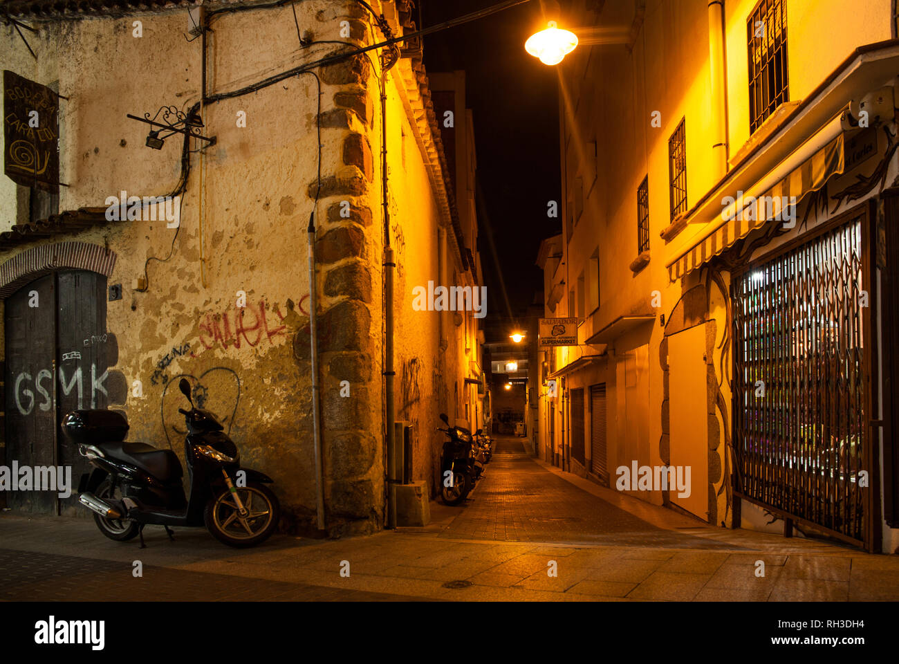 Temps de nuit près de chez eux les étroites rues de Lloret de Mar. Le centre-ville de Lloret, l'Espagne. Les touristes dans les rues de la ville. Banque D'Images