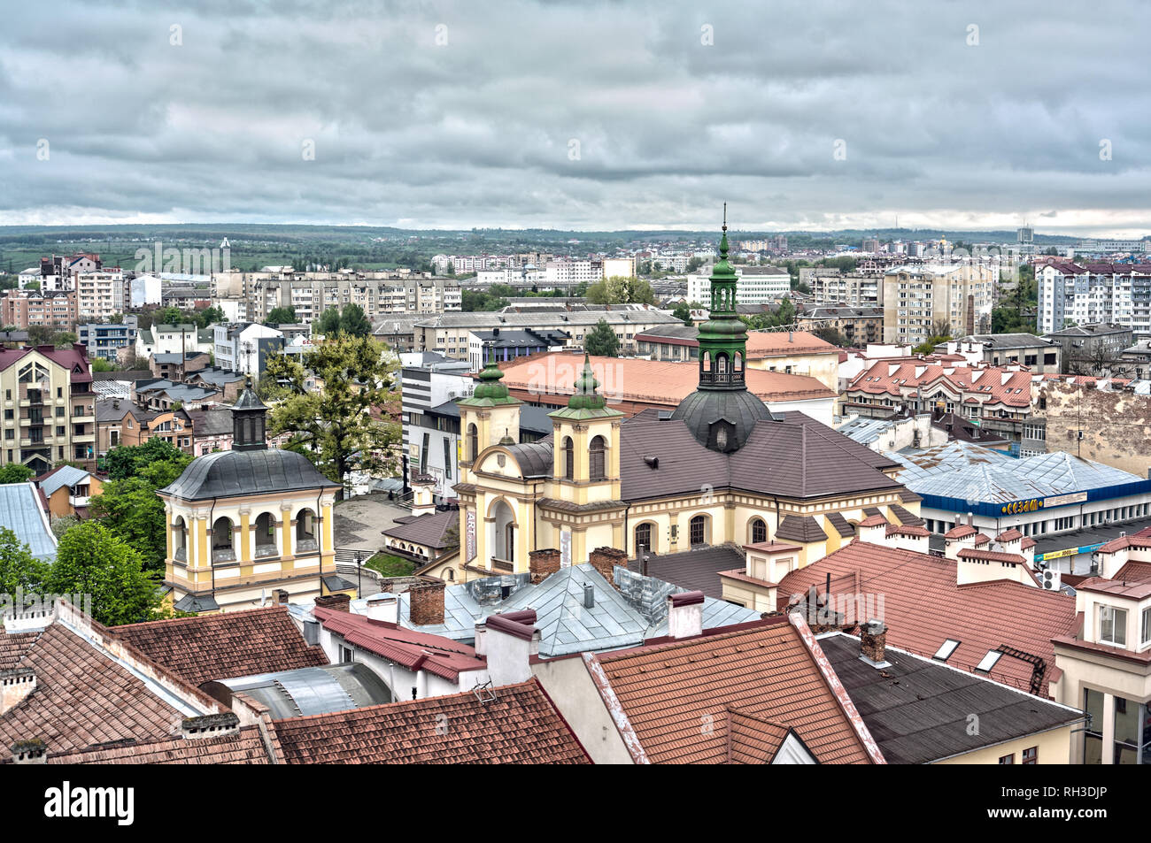 IWANO- FRANKIWSK, UKRAINE - Mai 1, 2017 ; vue sur la ville depuis le haut de l'Hôtel de Ville Tour. Les sites museum. Panorama sur toute la ville Banque D'Images