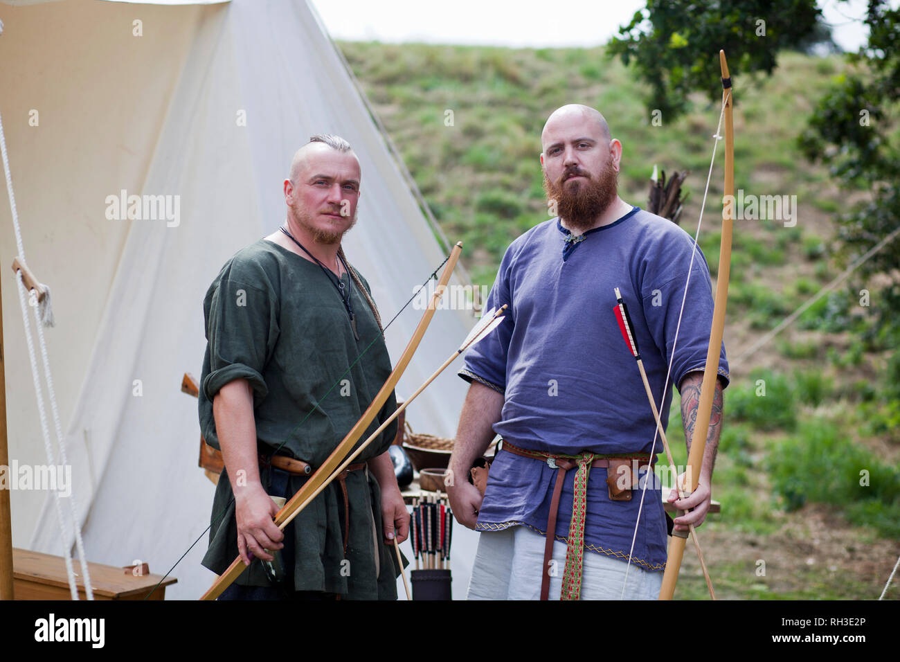 Les membres de la Saxe et Viking groupe de reconstitution WUFFA au Château Rising « soldiers à travers les âges" à Norfolk, en Angleterre. Banque D'Images
