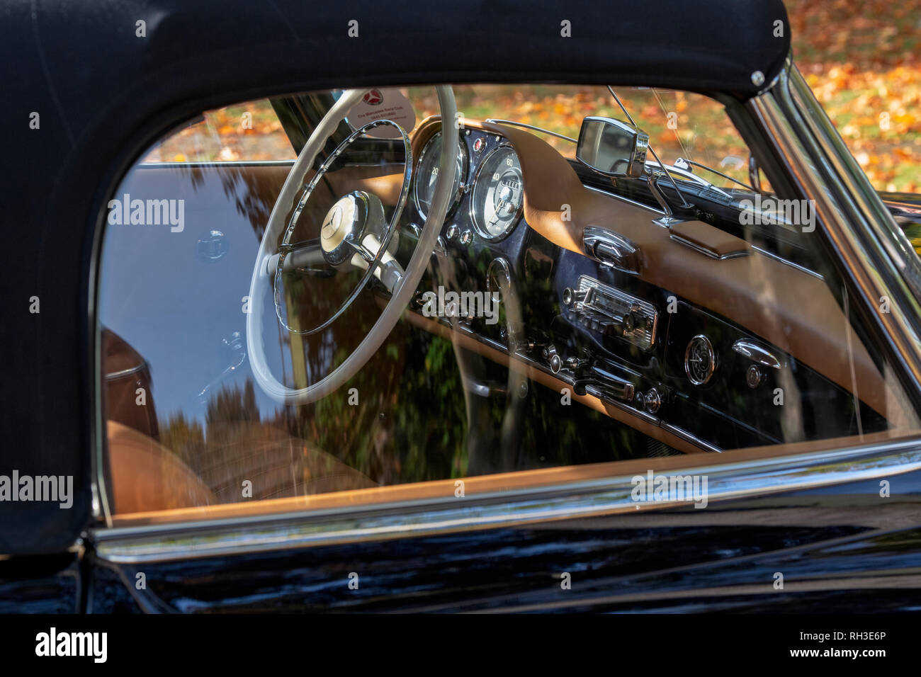 Mercedes-Benz 190 SL à Bicester Heritage Centre. Oxfordshire, Angleterre Banque D'Images