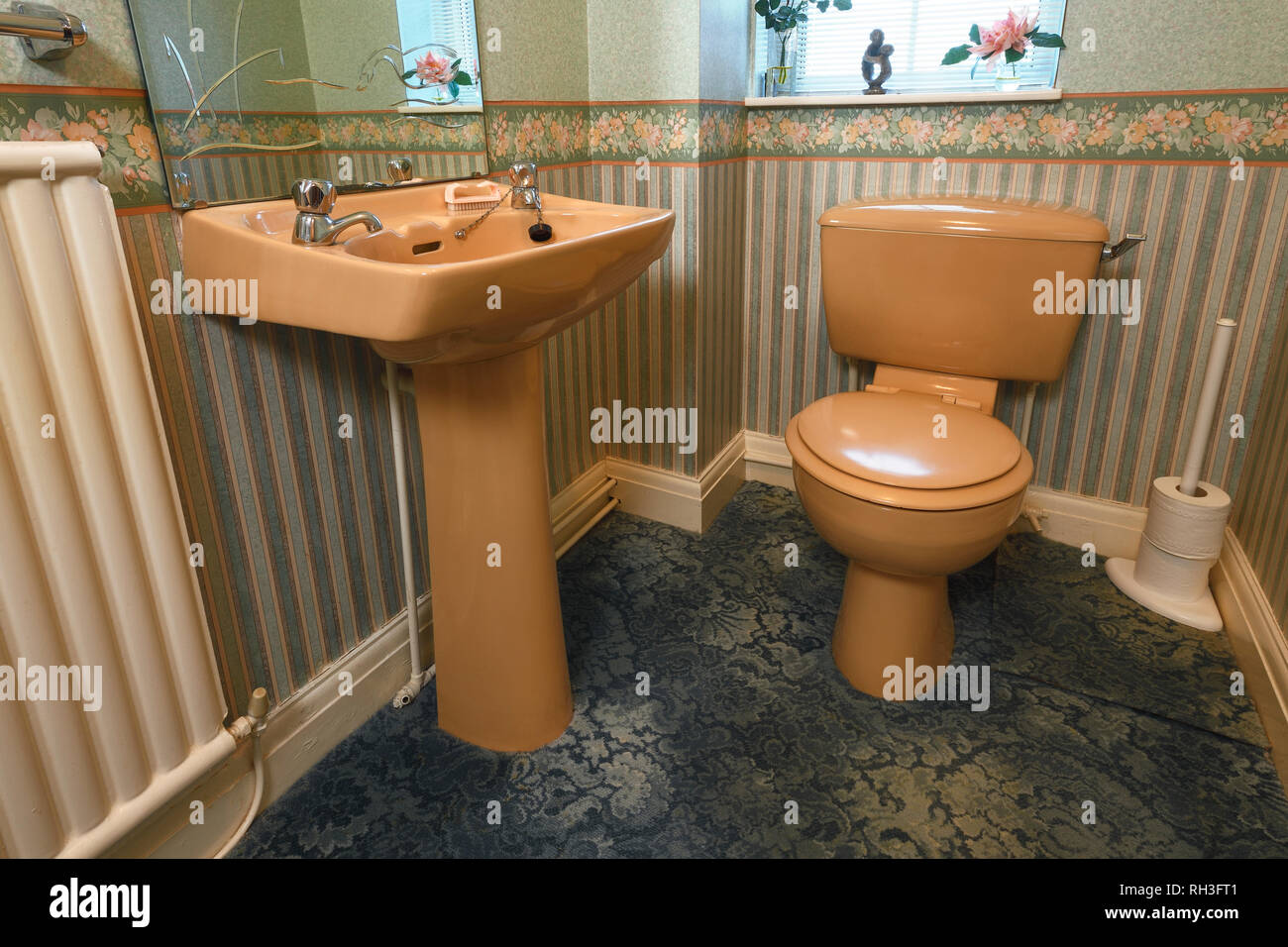 Une couleur marron à l'ancienne suite dans une des toilettes au rez-de-chaussée Banque D'Images