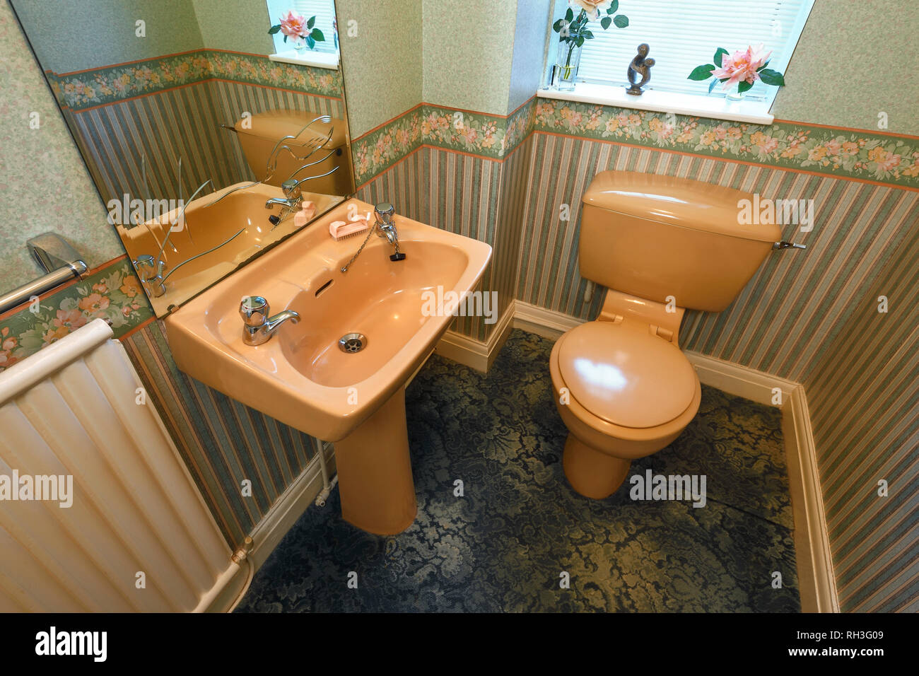 Une couleur marron à l'ancienne suite dans une des toilettes au rez-de-chaussée Banque D'Images