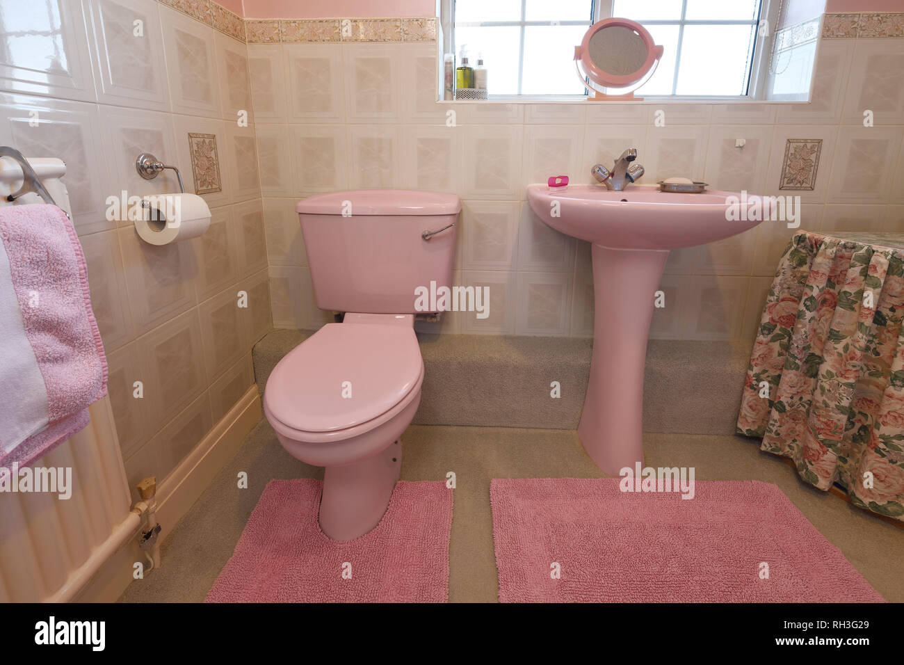 Une ancienne salle de bains de couleur rose pâle Banque D'Images