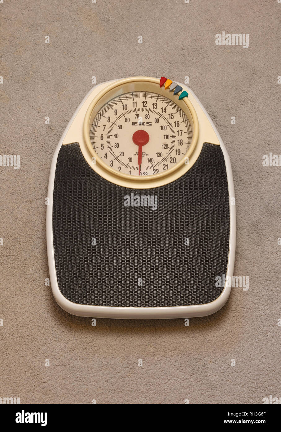 Retro Vintage un pèse-personne mécanique faite par EKS Photo Stock - Alamy