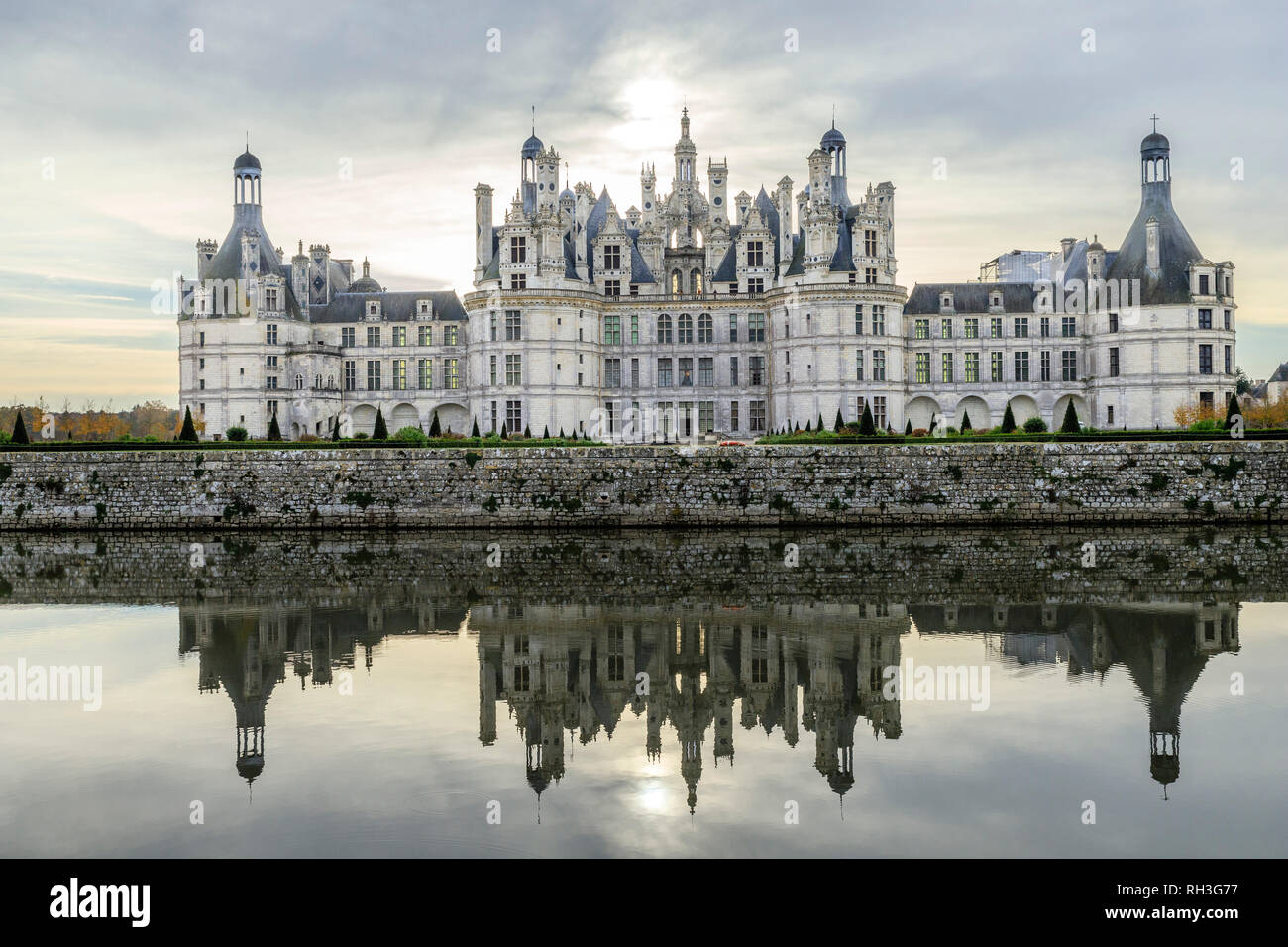 France, Loir et Cher, Chambord, château de Chambord et le Cosson // France, Loire-et-Cher (41), Chambord, château de Chambord, la façade nord-ouest et l Banque D'Images