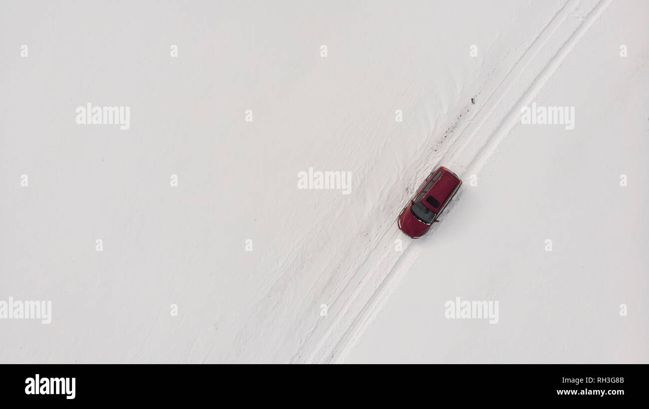 Une voiture roulant dans la neige Banque D'Images