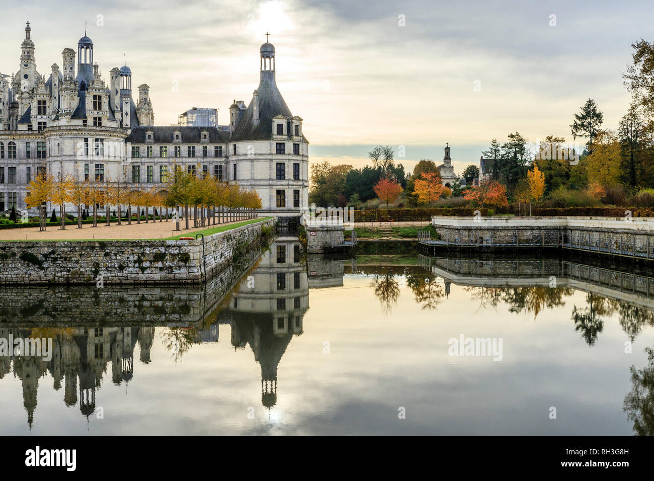 France, Loir et Cher, Chambord, château de Chambord et le Cosson // France, Loire-et-Cher (41), Chambord, château de Chambord, la façade nord-ouest et l Banque D'Images