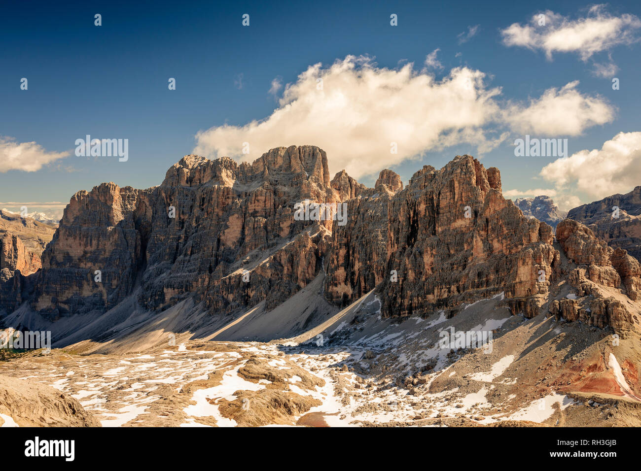 Belle vue sur les montagnes de groupe Fanes (2980m) à midi en temps Dolomites, Italie Banque D'Images