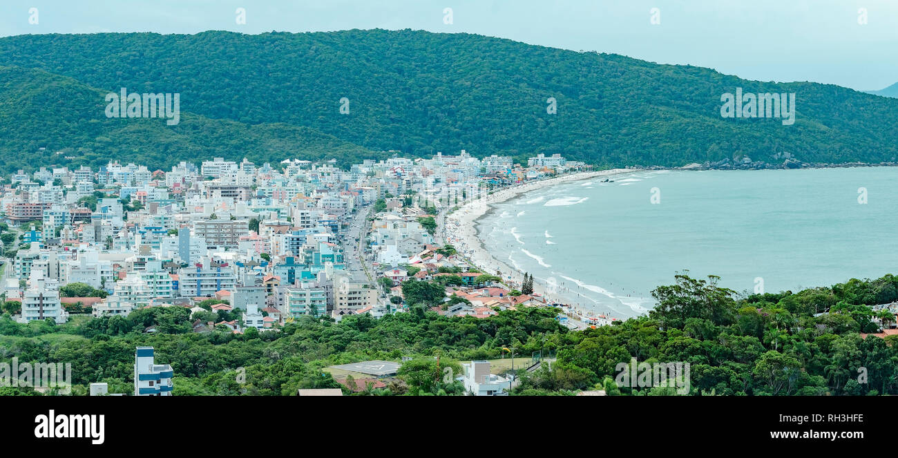 Bombinhas - SC, Brésil - le 18 décembre 2018 : vue panoramique de la ville de Bombinhas et plage Praia de Bombas. La saison touristique, des bâtiments de la ville, principale avenue Leopol Banque D'Images