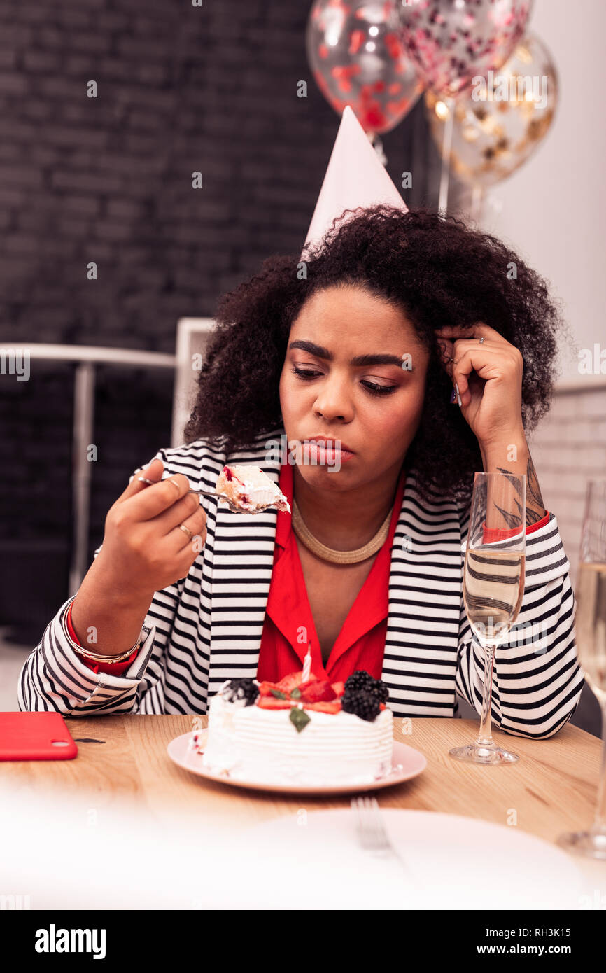 Malheureux D Avoir Une Femme Sombre Triste Anniversaire Photo Stock Alamy