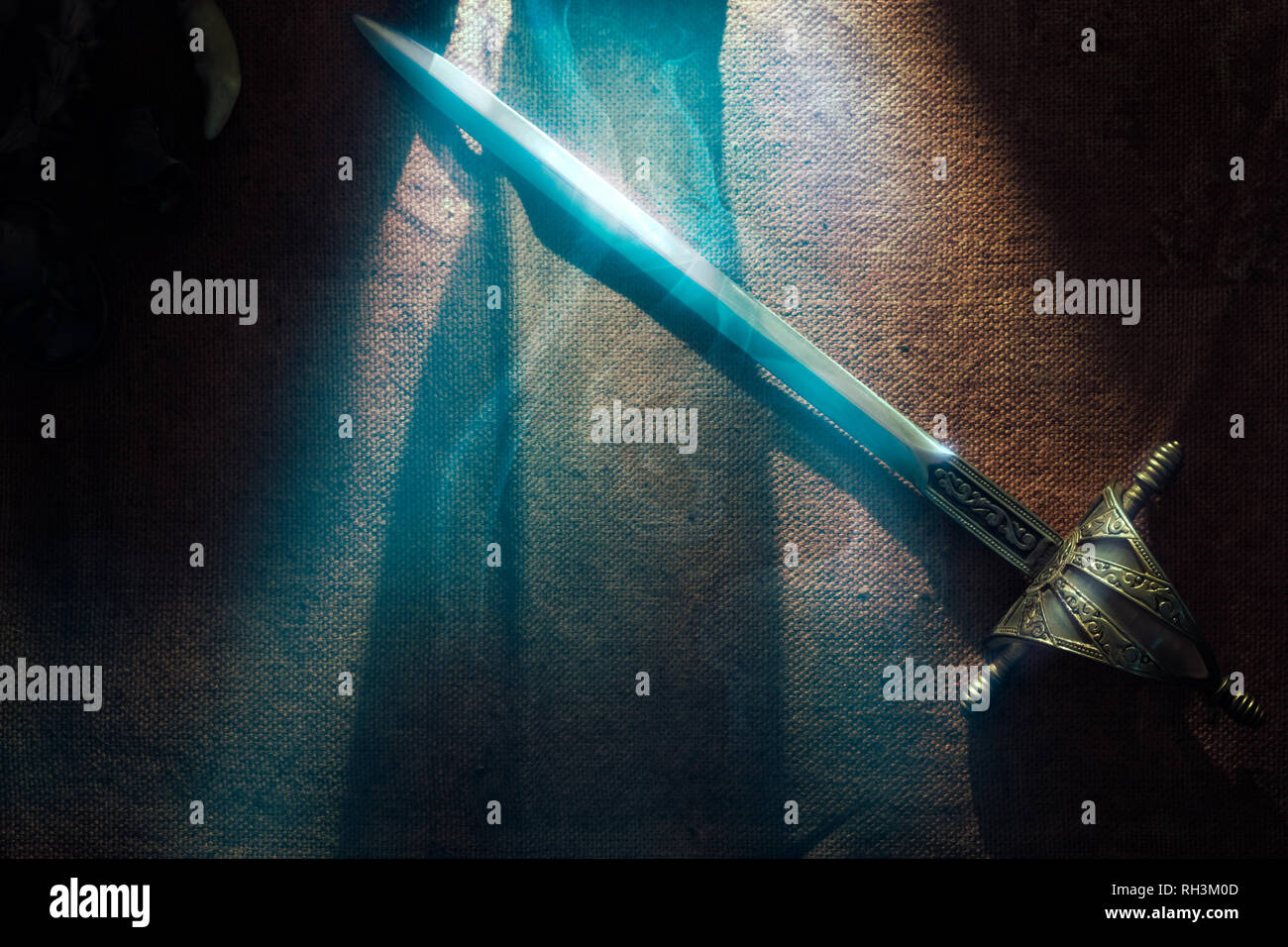 Voir l'épée de vintage sur fond sombre. Banque D'Images